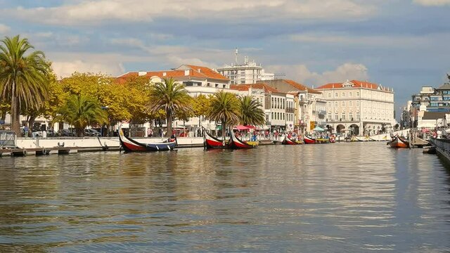 Barcos moliceiros no canal central da Ria de Aveiro