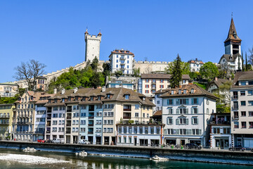 Obraz premium Luzern, Nadelwehr, Reuss, Fluss, Stadtmauer, Museggmauer, Wachtturm, luegislandturm, Altstadt, Stadt, Altstadthäuser, Frühling, Schweiz