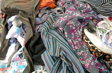 Fototapeta na wymiar immagine multicolore di abbigliamento di seconda mano in vendita al mercato