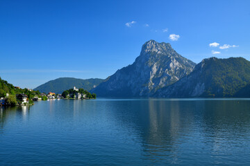 Traunkirchen am Traunsee mit dem markanten Traunstein