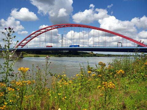 Hängebrücke über den Rhein  (Niederrhein Deutschland)