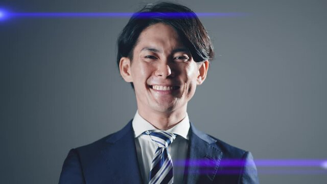笑顔のビジネスマンの立ち姿　イメージ