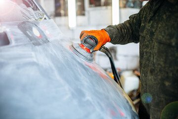 grinding polishing putty on the car body