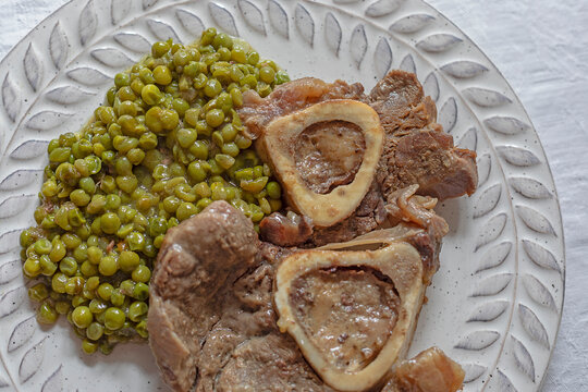 Traditional ossobuchi with green peas.