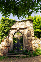 Stara kamienna brama.