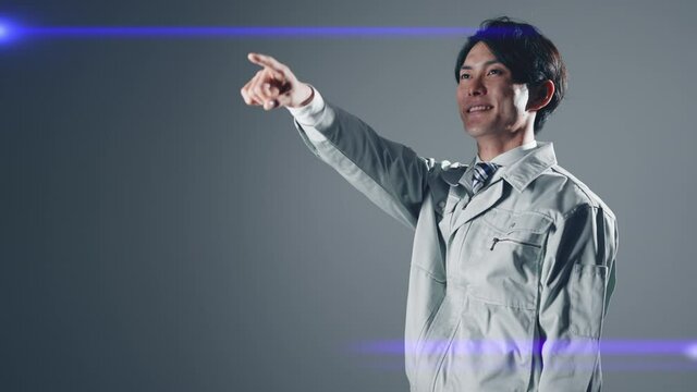 指をさす作業着姿のビジネスマン