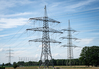 Energiewende - Netzausbau, verdrahtung von neuen Starkstromleitungen an Hochspannungsmasten.