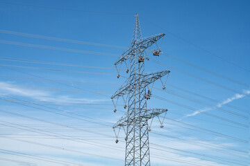 Energiewende - Netzausbau, verdrahtung von neuen Starkstromleitungen an Hochspannungsmasten.