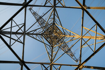 Netzausbau - neu montierte Strommasten für den Energietransport.