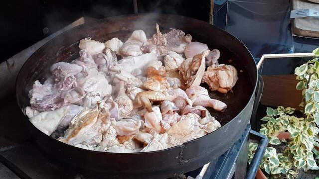 Preparando un delicioso pollo al disco.