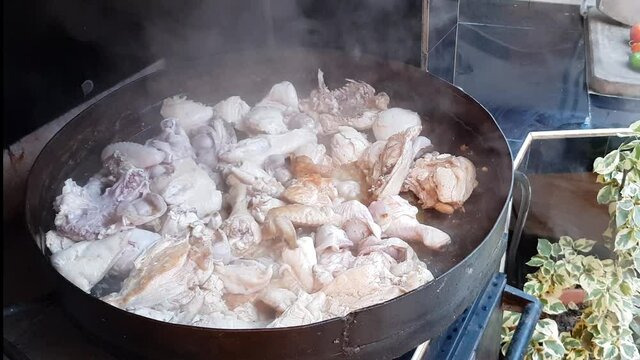 Preparando un delicioso pollo al disco.