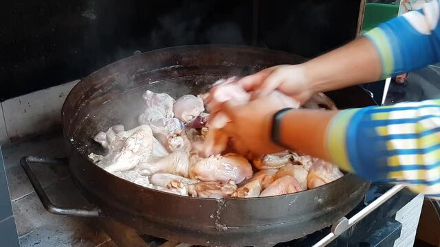 Preparando un delicioso pollo al disco.
