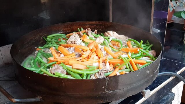 Preparando un delicioso pollo al disco.