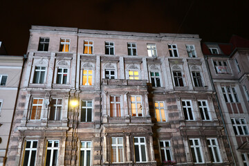 Stare komunistyczne bloki z wielkiej płyty w europie wschodniej w nocy. 