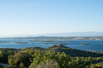 Fototapeta na wymiar Insel Pasman in Kroatien bei strahlendem Sonnenschein und blauem Himmel im Sommer