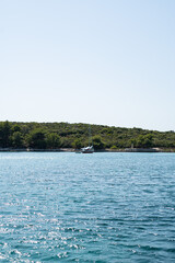 Insel Pasman in Kroatien bei strahlendem Sonnenschein  und blauem Himmel im Sommer