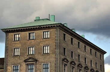 Fototapeta na wymiar Altes Gewerbegebäude in Kopenhagen unter Wolken