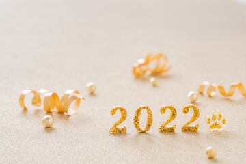 2022の文字のゴールド背景(肉球あり）　年賀状　ハッピーニューイヤー