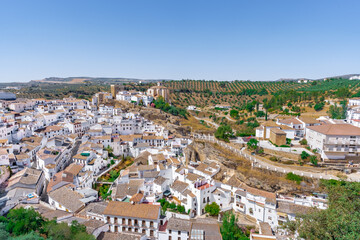 Fototapeta na wymiar Setenil de las bodegas, pueblo rústico con casas cueva un día soleado con cielo azul, en la provincia de Cádiz, Andalucía, España.
