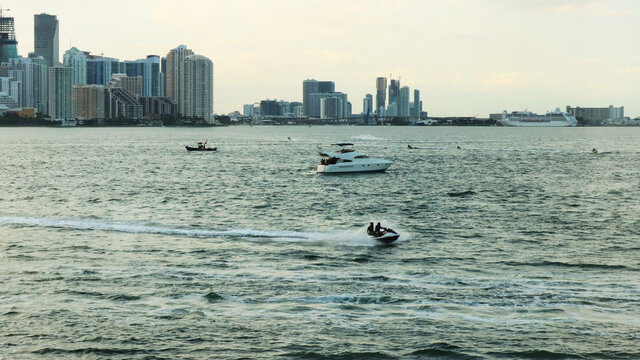 Atardecer en Miami, motos de agua, barcos, edificios cielo, verano