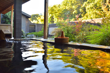 石造りの庭園露天風呂と日本酒セット - obrazy, fototapety, plakaty