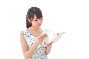 読書をする若い女性