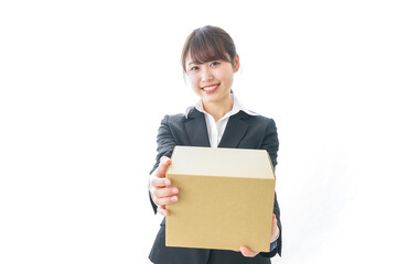 ダンボールを持つビジネスウーマン・物流