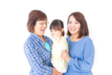 仲良しの子供と母とおばあさん
