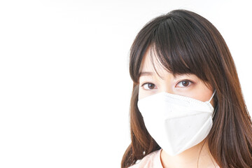 マスクをする若い女性