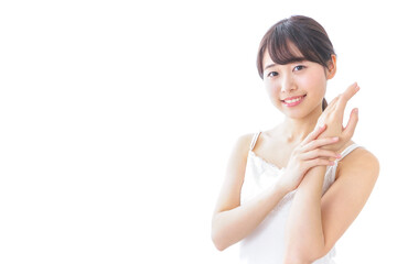 クリームを塗る若い女性