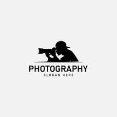 Silhouette men photographer who is looking at the camera. Vector illustration - obrazy, fototapety, plakaty