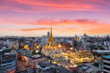 Obraz premium Top views Wat Traimit Withayaram Worawihan with beautiful sunset background, Bangkok