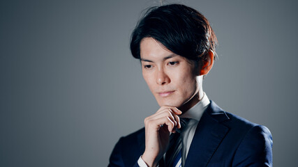 悩むビジネスマン　イメージ