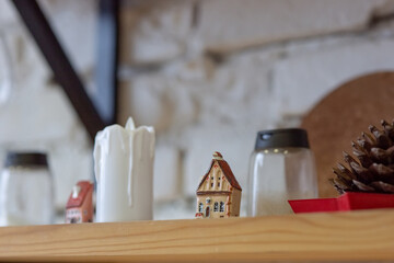 Obraz premium Wooden kitchen shelf with Christmas ceramic figurines