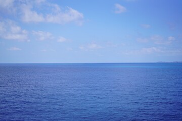 Naklejka na ściany i meble 地平線で隔てられた青い空と海
