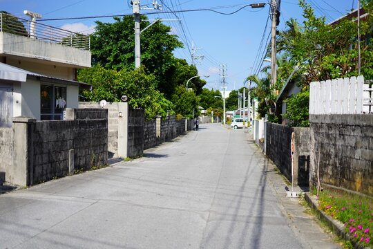 沖縄の街並みと無人の通り