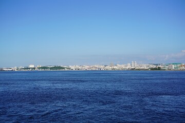 海から見える小さな街並み