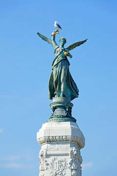 Une mouette sur le monument du Centenaire de la réunion de Nice à la France, statue en bronze qui représente une victoire ailée