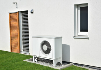 Wärmepumpe, Klimaanlage, Luftwärmepumpe für Heizung und Warmwasser an einem Wohnhaus
