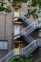 東京、南青山の散策。よく晴れた朝。新旧の建物に会う