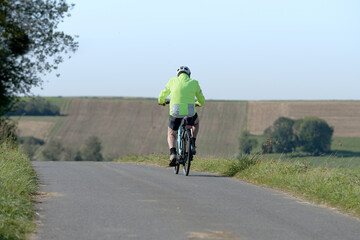 Fototapeta premium Personne âgée qui fait une balade en vélo