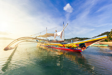 Fototapeta na wymiar Banka Boat at a Tropical Beach