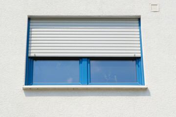 Fenster mit halb geschlossenen Rollläden, Nordrhein-Westfalen, Deutschland, Europa