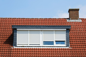 Dachfenster mit heruntergelassenen Rollläden, Nordrhein-Westfalen, Deutschland, Europa