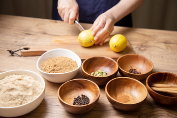 クラフトコーラを作る様子　レモンをカットする人