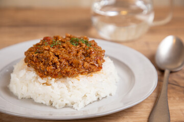 お皿に盛り付けた手作りキーマカレー