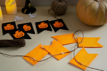 Step-by-step instruction. Making a garland of felt for Halloween. Make two garlands. Glue the...