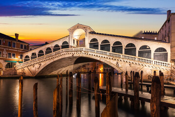 Fototapeta na wymiar The Rialto bridge in Venice, night view