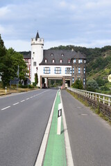 Fototapeta na wymiar Hauptstraße durch die Oberburg Kobern-Gondorf