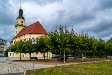 In der Stadt eine Kirche mit einem Park daneben